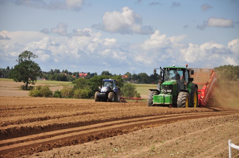 tractor-3637477_1920